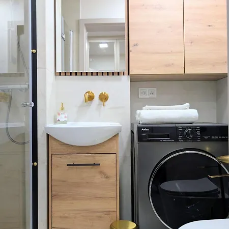 The Golden Frame By Cooee Varšava